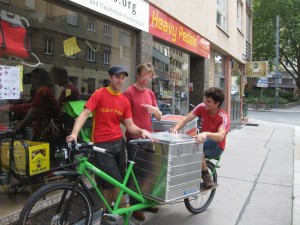 Von Links nach Rechts: Flo & Höfi (Heavy Pedals), Sander (cargo vélo) mit seinem neuen Trtuck