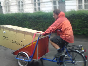 Peter transportiert einen Bullit mit unserem Dreirad