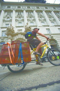 Flo mit Biokistln am Xtracycle unterwegs