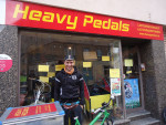 Flo war von März bis Juli 2015 und von Oktober 2015 bis Mai 2017 als fest angestellter Lastenradbote für Heavy Pedals unterwegs und ist seit März 2018 im Verkauf und seit Februar 2019 im Botendienst Büro tätig.